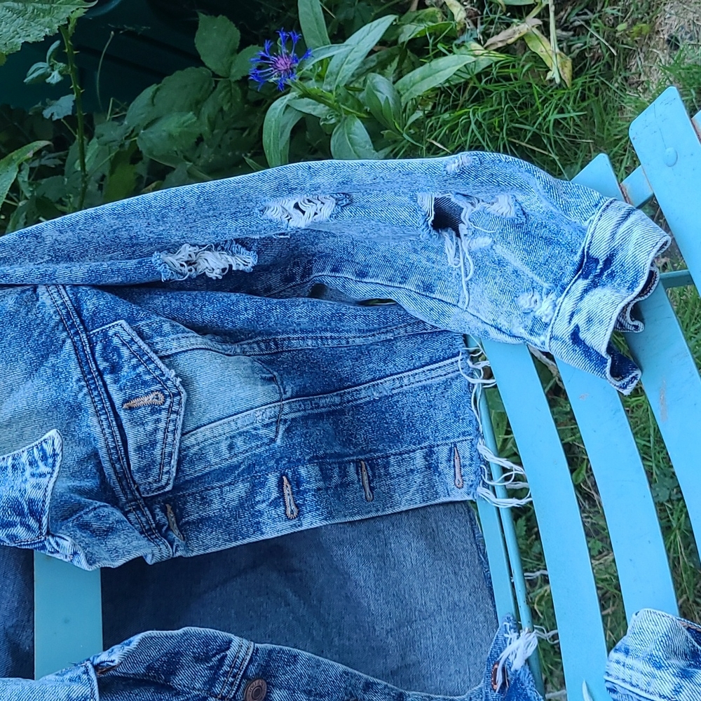 FOREVER 21 distressed, cropped acid wash jean jacket. S - Picture 3 of 7